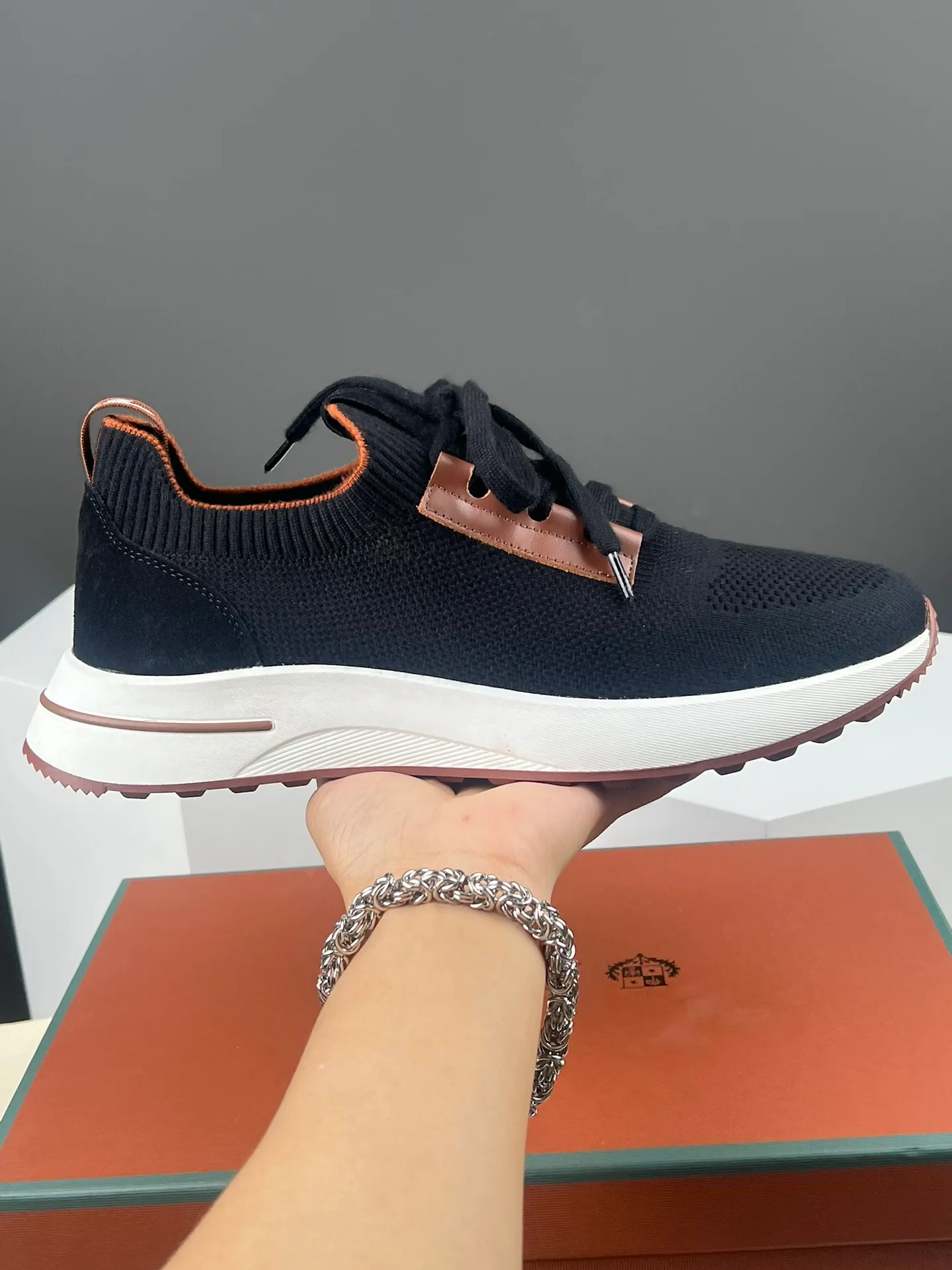Factory price 420💰L men's shoes💰New product on sale Loro men's shoes💰iana knitted sneakers｜Made of Wish wool blended fabric｜The upper is made of unique knitted fabric production technology｜Comprehensive one-to-one restoration of the counter process｜Additional original molded rubber three-color combination technology outsole｜Size: 39-44 (customized at 45.46)